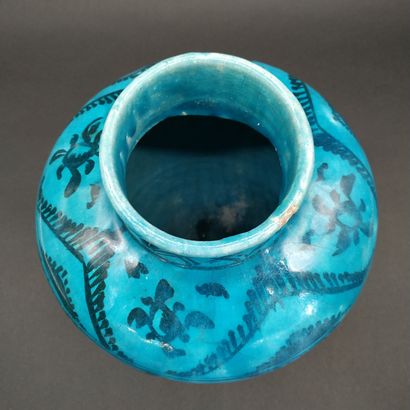 null KADJAR ?

Vase en glacure bleue à décor émaillé de motifs végétaux stylisés.

Haut...