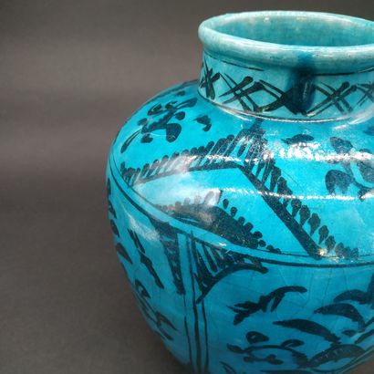 null KADJAR ?

Vase en glacure bleue à décor émaillé de motifs végétaux stylisés.

Haut...