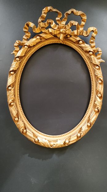 null CADRE OVALE en bois et stuc doré 

Style Louis XVI

Dim ext : 69 x 49 cm 

Dim...