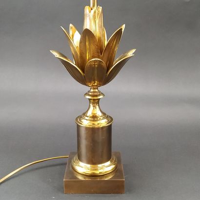 null MAISON CHARLES PARIS

Lotus lamp in gilt bronze and brass, decorated with a...