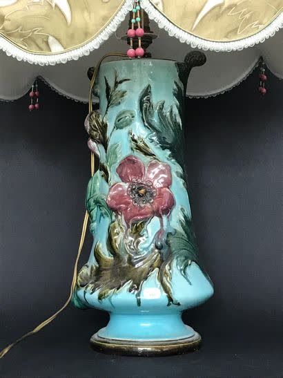 null LAMPE DE SALON 

Art Nouveau en barbotine à décor d'anémones et abat-jour en...