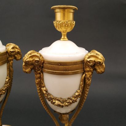 null DEUX CASSOLETTES de style Louis XVI 

en marbre blanc et bronze doré à têtes...