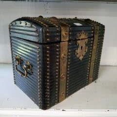null CIGAR BOX

in blackened wood with brass trim 

H : 15 cm