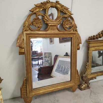 null SET OF 4 MIRRORS in wood and gilded stucco.

(accidents and missing parts)

Height...