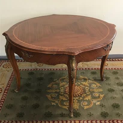null TABLE de salle à manger de style Louis XV en bois de placage et bronze doré....