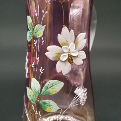 null VERSEUSE

en verre émaillé à décor floral

Haut: 27 cm