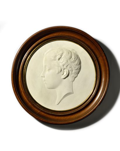 null J.PEYRE. 1863. Le Prince Impérial Grand médaillon en plâtre. Diam. : 35 cm....