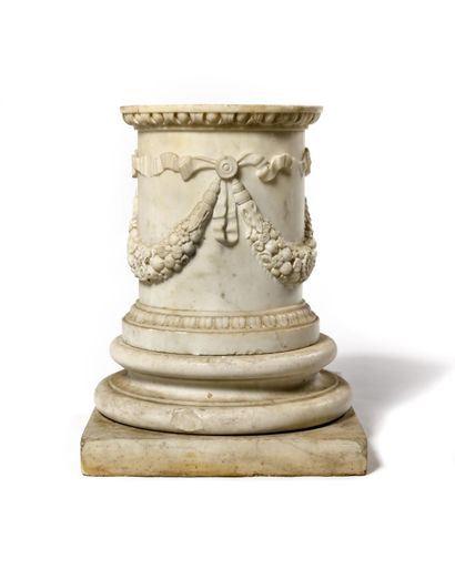 null SOCLE de forme cylindrique en marbre blanc sculpté de guirlandes de fleurs et...