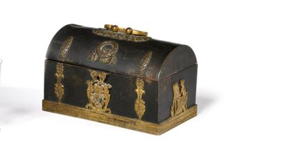 null SMALL JEWELRY BOX in the shape of a trunk in patinated brass. Lid with folding...