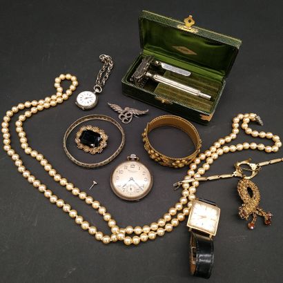 null BIJOUX FANTAISIE comprenant un collier, broches, une montre PAX, bracelets,...
