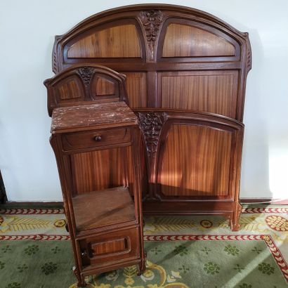 null ART NOUVEAU 

ensemble de mobilier de chambre en acajou comprenant : 

- Une...