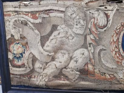 null FLANDRES

Fragment de tapisserie en laine polychrome à décor d'un mascaron central,...