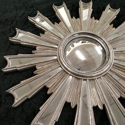 null MIROIR DE SORCIERE à facettes en bois laqué gris. 

Diam : 63 cm (éclats)