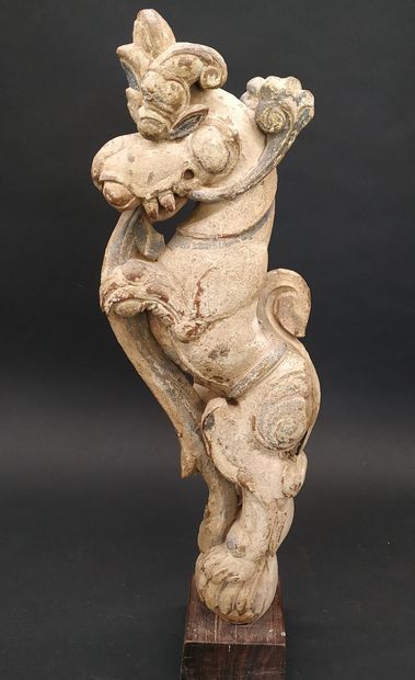 null ASIE

Elément de char en bois sculpté et laqué en forme de dragon reposant sur...