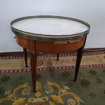 TABLE BASSE BOUILLOTTE 
de style Louis XVI,...