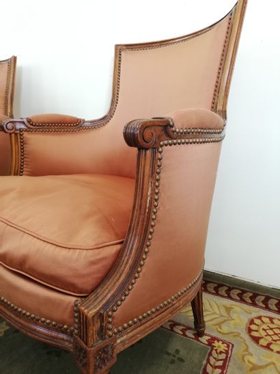 null Paire de BERGERES et un fauteuil de style Louis XVI 

en bois sculpté et garnis...