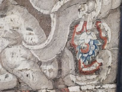 null FLANDRES

Fragment de tapisserie en laine polychrome à décor d'un mascaron central,...