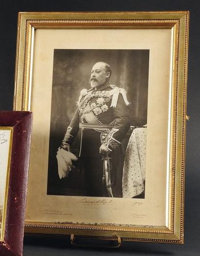 null «Le Roi Edouard VII du Royaume Uni.» Grande photographie de trois quart en uniforme,...