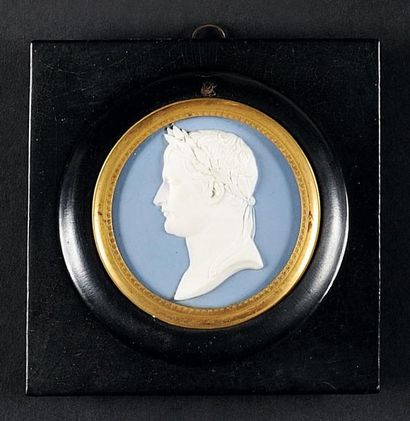 WEDGWOOD «Napoléon le Grand» Médaillon, cadre en bois noirci, cerclage en laiton...