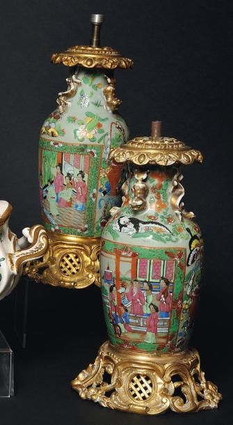 CHINE Vase de forme balustre en porcelaine céladon verte, à décor de scènes animées,...