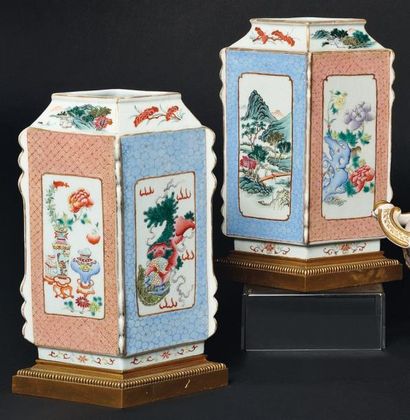 CHINE Paire de vases de forme quadrangulaire en porcelaine décoré en émaux dans des...