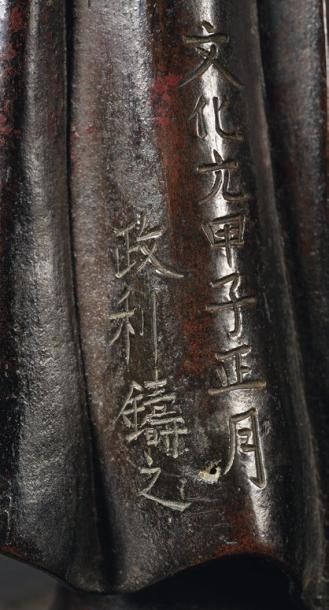 JAPON. XIXème siècle «La déesse Kannon» Bronze patiné et signé sur la tunique. Hauteur:...