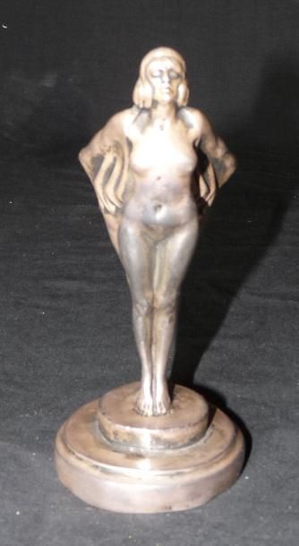 null FEMME AU VOILE. Mascotte en bronze signée Leverrier, France 1925. Haut 175 mm....