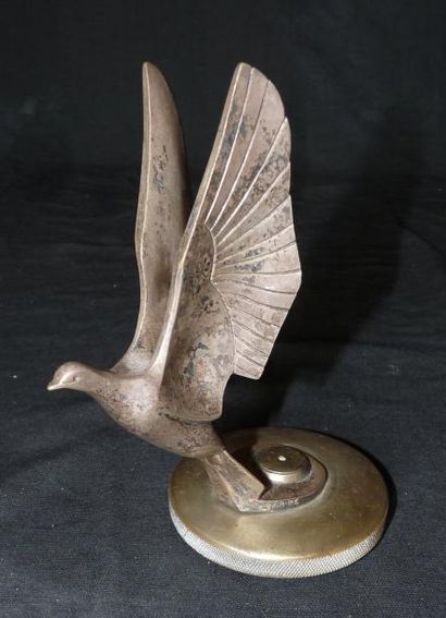 null PIGEON VOYAGEUR. Mascotte en bronze signée Darel, France 1925. Haut 165 mm....