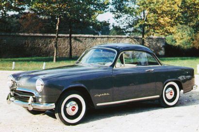 1956 SIMCA Coupé de ville Présentée sous le nom de Simca 9 Aronde le 31 mai 1951,...