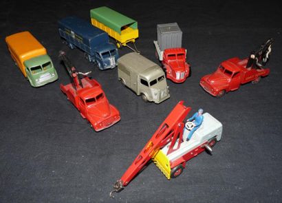 DINKY TOYS Lot comprenant 8 miniatures au 1/43e: Grue Salev (réf 50); Citroën 23...