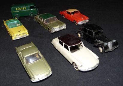 DINKY TOYS Lot comprenant 7 miniatures au 1/43e: Citroën DS 19 (réf 24C); Citroën...