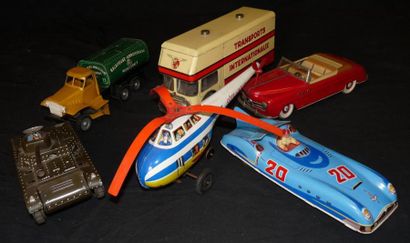 null Lot comprenant 6 jouets anciens en tôle de marque Joustra, ML, et autres.

Lot...