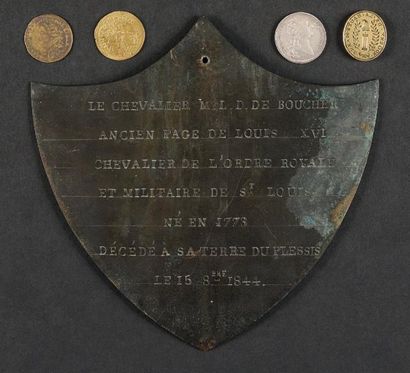 null Ecusson commémorant le Chevalier de Boucher, ancien page de Louis XVI. En bronze...