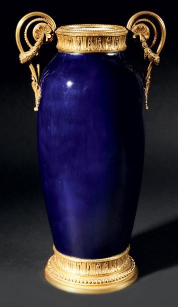 SEVRES MARECHAL NIEL Important vase en porcelaine à fond gros bleu. Monture en bronze...