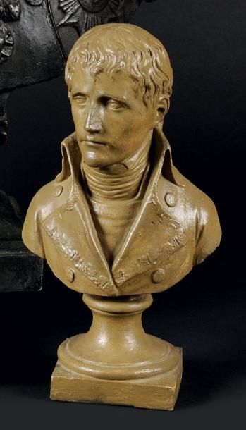 BOIZOT d'après «Bonaparte 1er Consul» Buste en plâtre sur piédouche patiné vert....