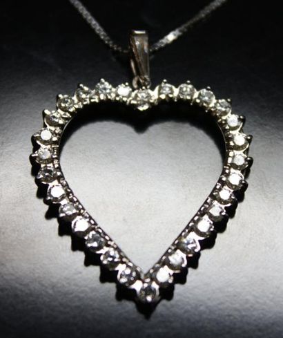 null PENDENTIF en or gris 14k formant un coeur serti de diamants brillantés. On y...