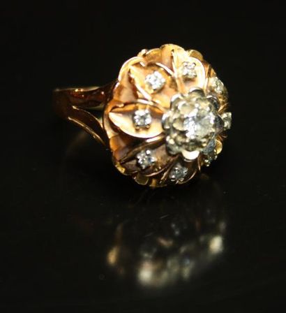 null BAGUE dôme en or jaune 18k formant une fleur sertie de diamants brillantés....