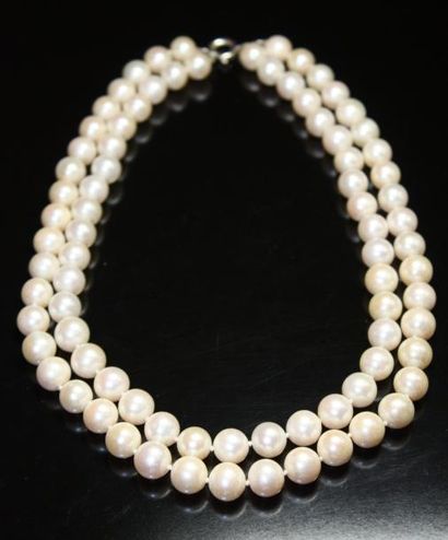 null COLLIER de perles choker double rang (diam. Env. 10,3 mm). Le fermoir en métal...