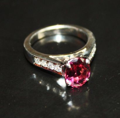 null BAGUE en platine ornée d'une tourmaline rose (env. 1,75 cts) épaulée de diamants...