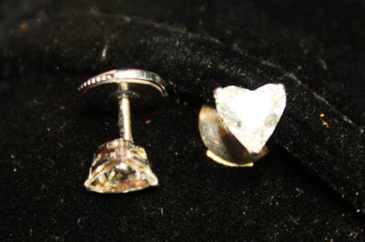 null PAIRE DE CLOUS D'OREILLES en or gris sertis de diamants taille coeur env. 1,7...