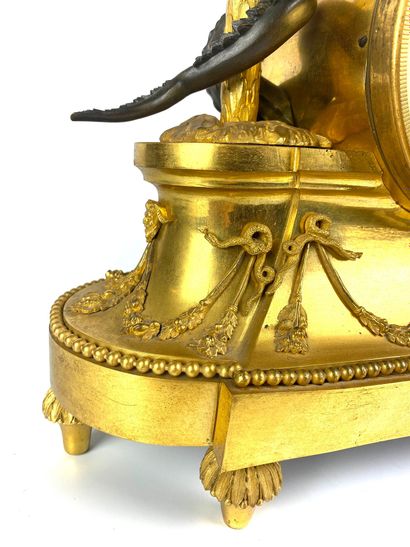 null Clock "l'Amérique" in patinated bronze and gilt bronze representing an Indian...