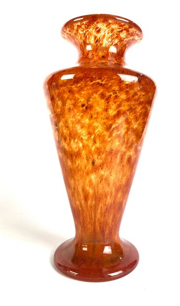 null VERLYS Vase tronconique à col évasé sur large base en verre bullé à inclusions...