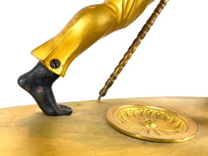 null Pendule dite "au portefaix" en bronze patiné et doré représentant un nubien...