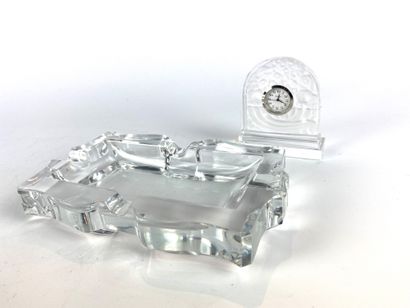 null BACCARAT Pendulette en cristal H : 8 - L : 7 - P : 2.5 cm BACCARAT Cendrier...