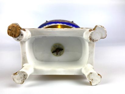 null PARIS Vase balustre formant Pendule en porcelaine bleu et or et décor en biscuit...