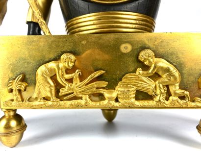  Pendule "au sac de café" en bronze doré et bronze patiné représentant un nubien...