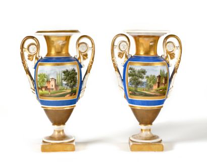 null PARIS Paire de vases en porcelaine polychrome à décor émaillé d'un paysage de...