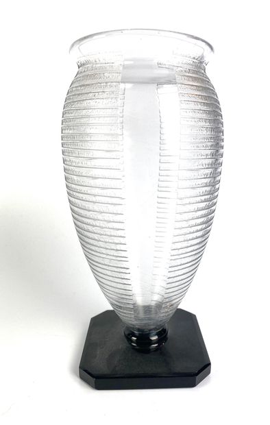 null Anonyme Vase oblong en verre strié sur une base carrée en verre noir, Vers 1930...