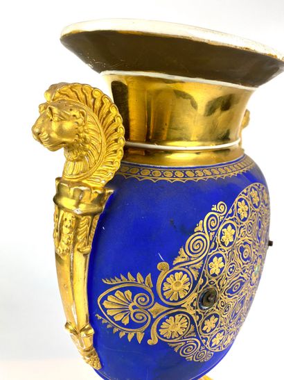null PARIS Vase balustre formant Pendule en porcelaine bleu et or et décor en biscuit...