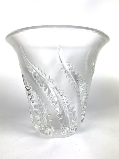 null LALIQUE France Hesperides Vase en cristal moulé partiellement dépoli à décor...
